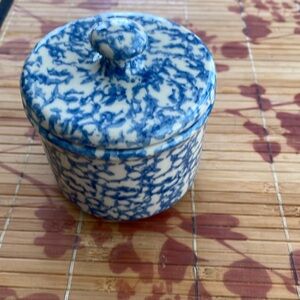 Henn blue sponge ware crock with lid. No chips cracks.